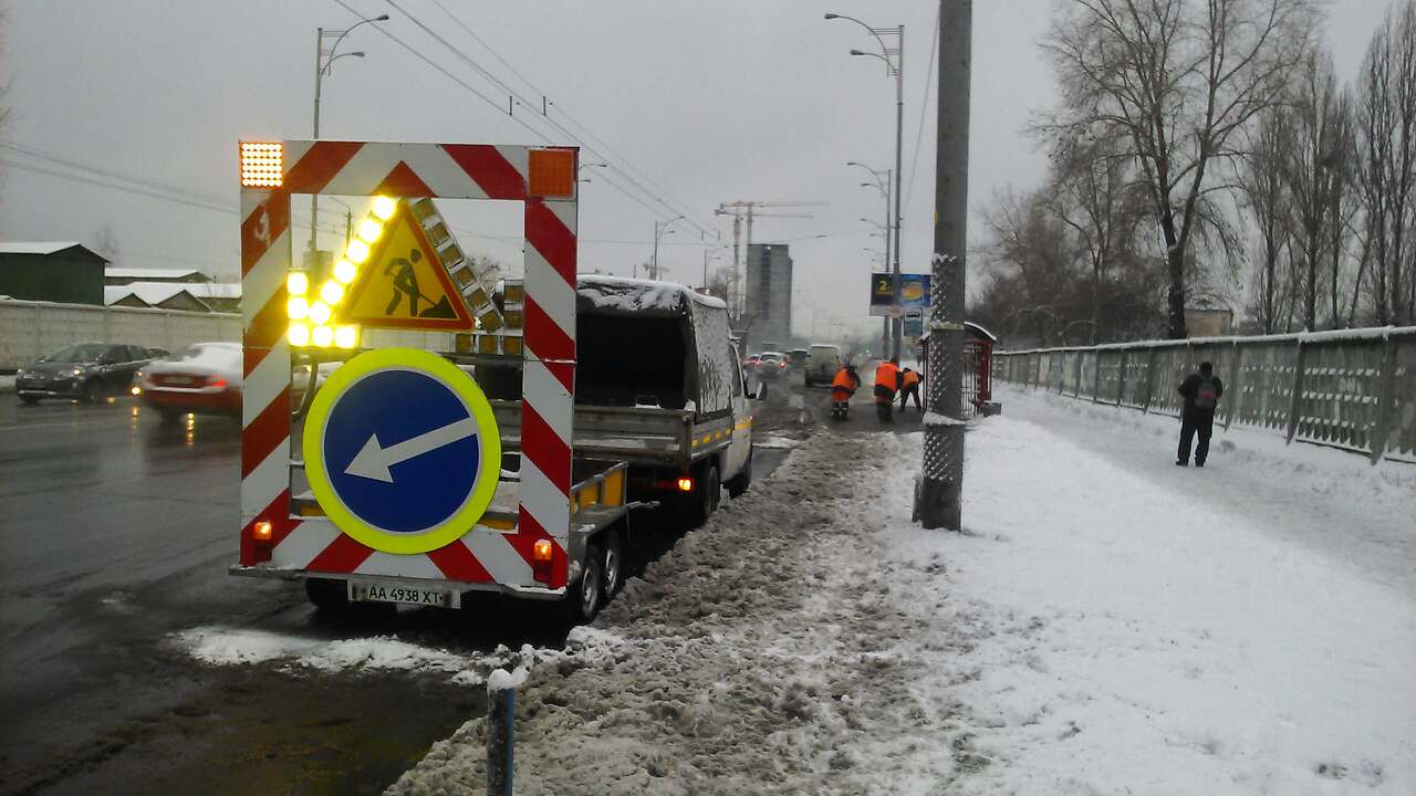 Київ вночі розчищали від снігу 270 одиниць техніки та 29 бригад "Київавтодору"