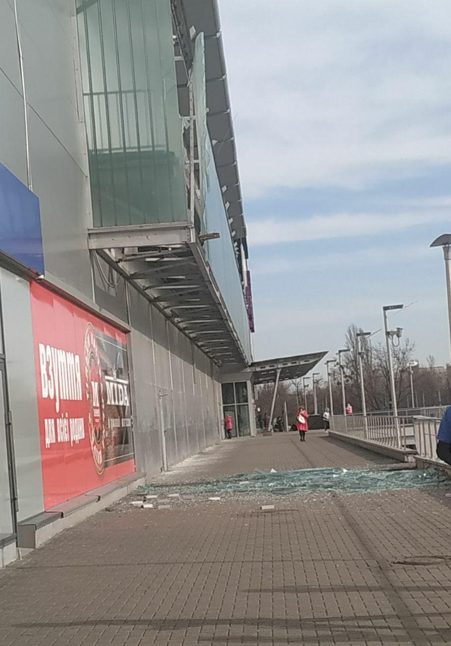 У київському ТРЦ сталася НП: скляна панель звалилася на пішохідну зону (фото)