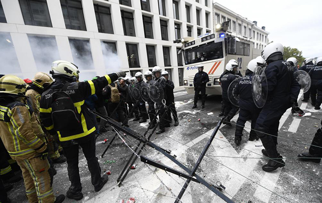 В Брюсселі сутички на демонстрації: поліція застосувала водомети і газ