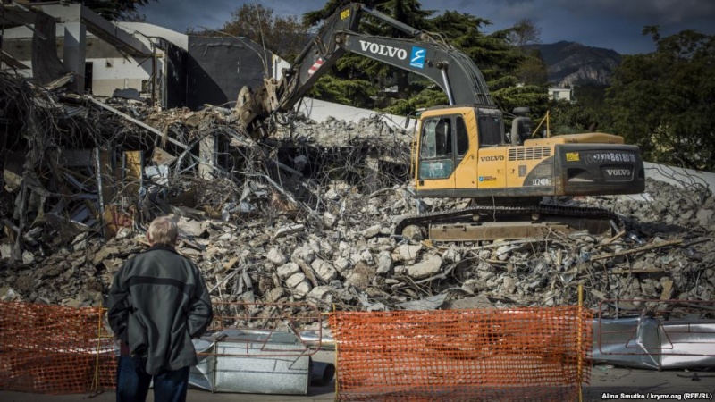 В окупованому Криму зносять торговий комплекс Ахметова