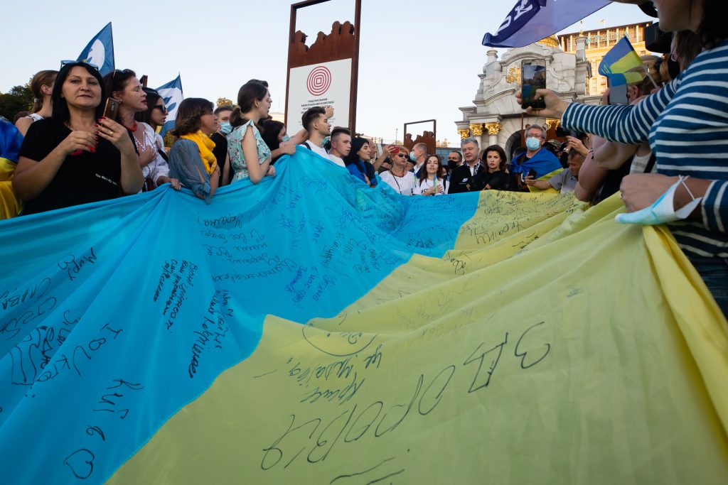 Наш стяг гуртує українців по всьому світу, - Порошенко