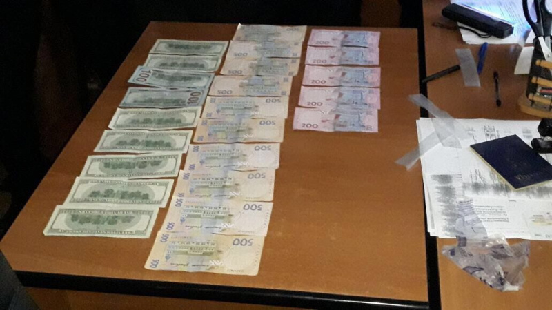 В Хмельницкой области задержали на взятке чиновника миграционной службы