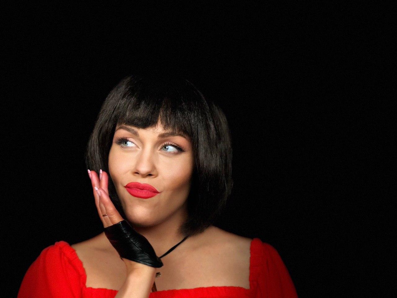 Не узнать: беременная ALYOSHA кардинально сменила образ в новом видео