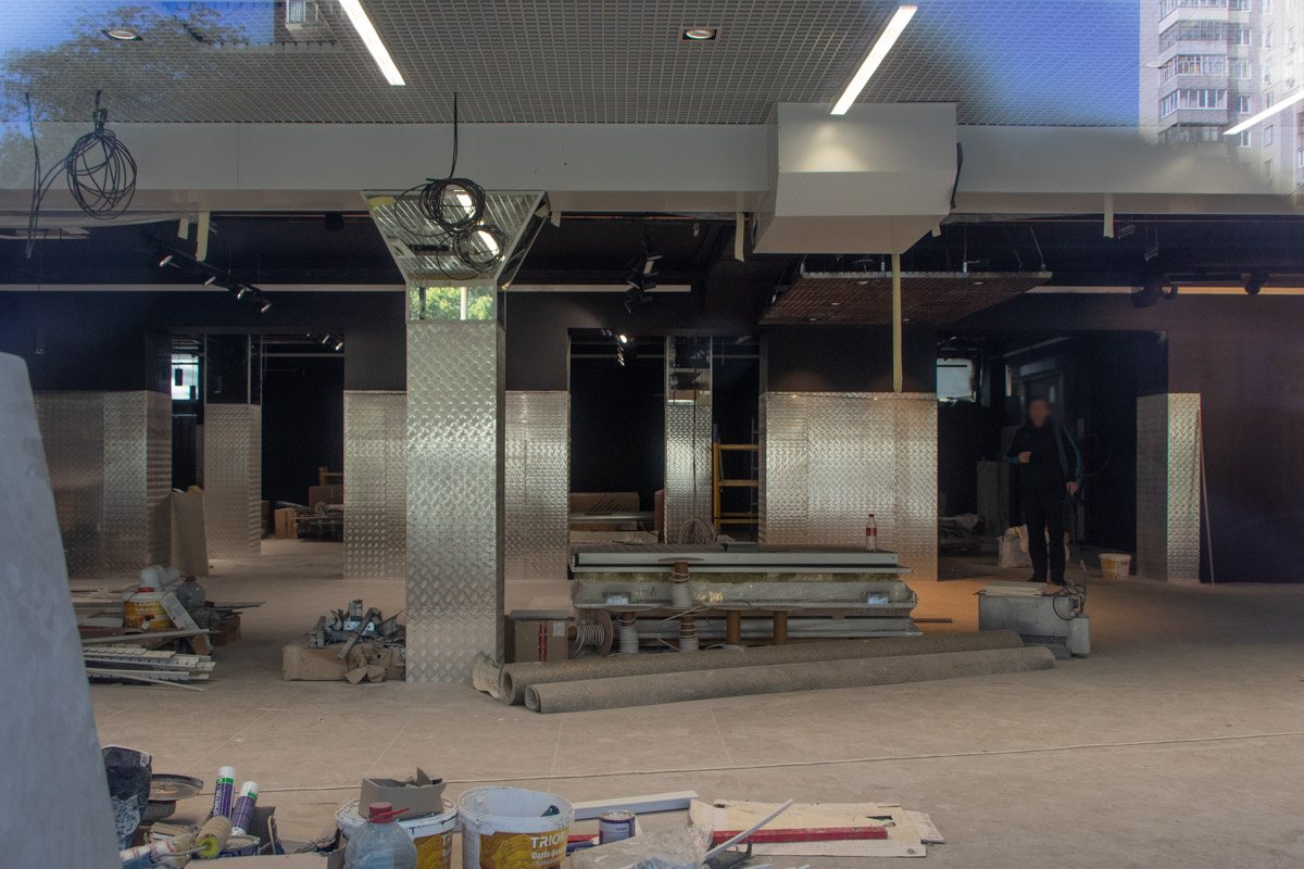 Влаштувала погром авто: у Дніпрі жорстоко побили дівчину в нижній білизні (відео)