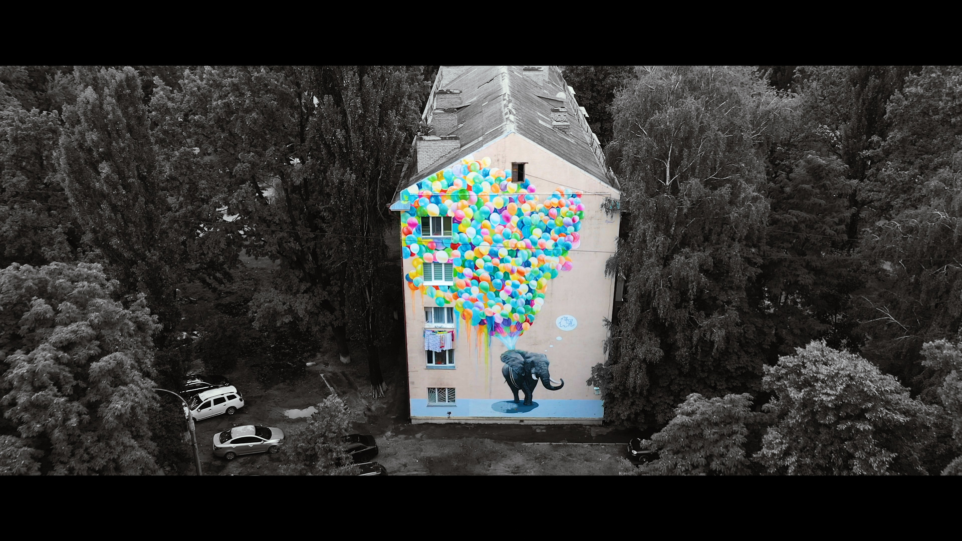 Любов, біль та надія: київські мурали показали у кліпі відомого гурту