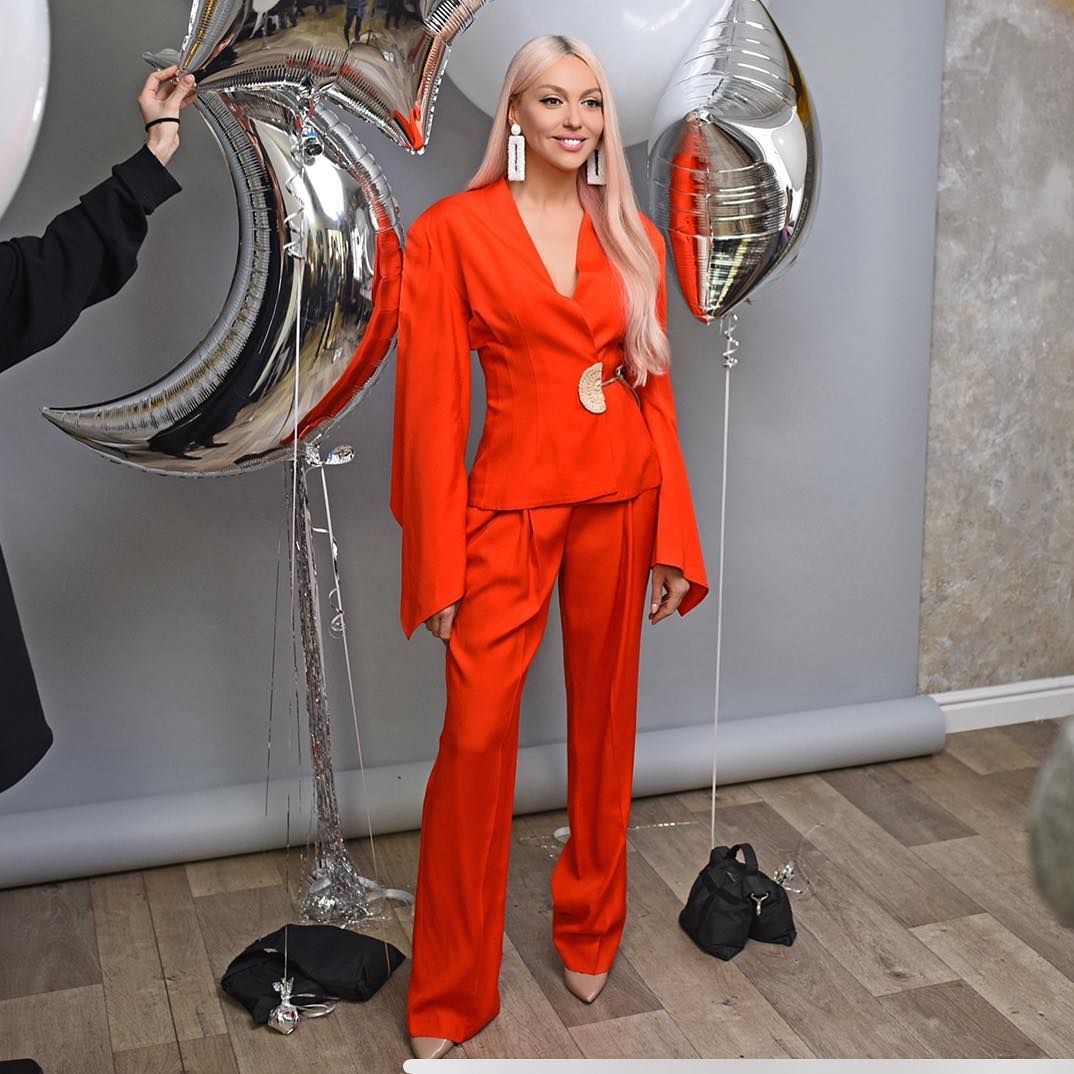 Lady in red: Полякова вразила новим образом