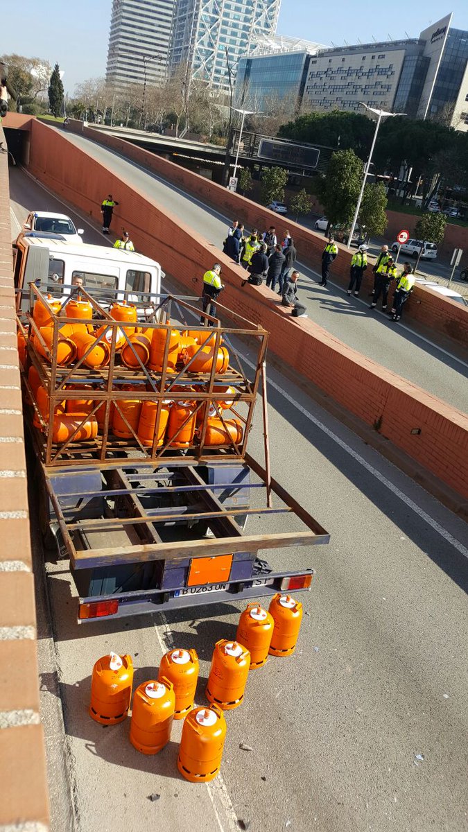 У Барселоні чоловік викрав вантажівку з вибухонебезпечними балонами і попрямував до центру міста