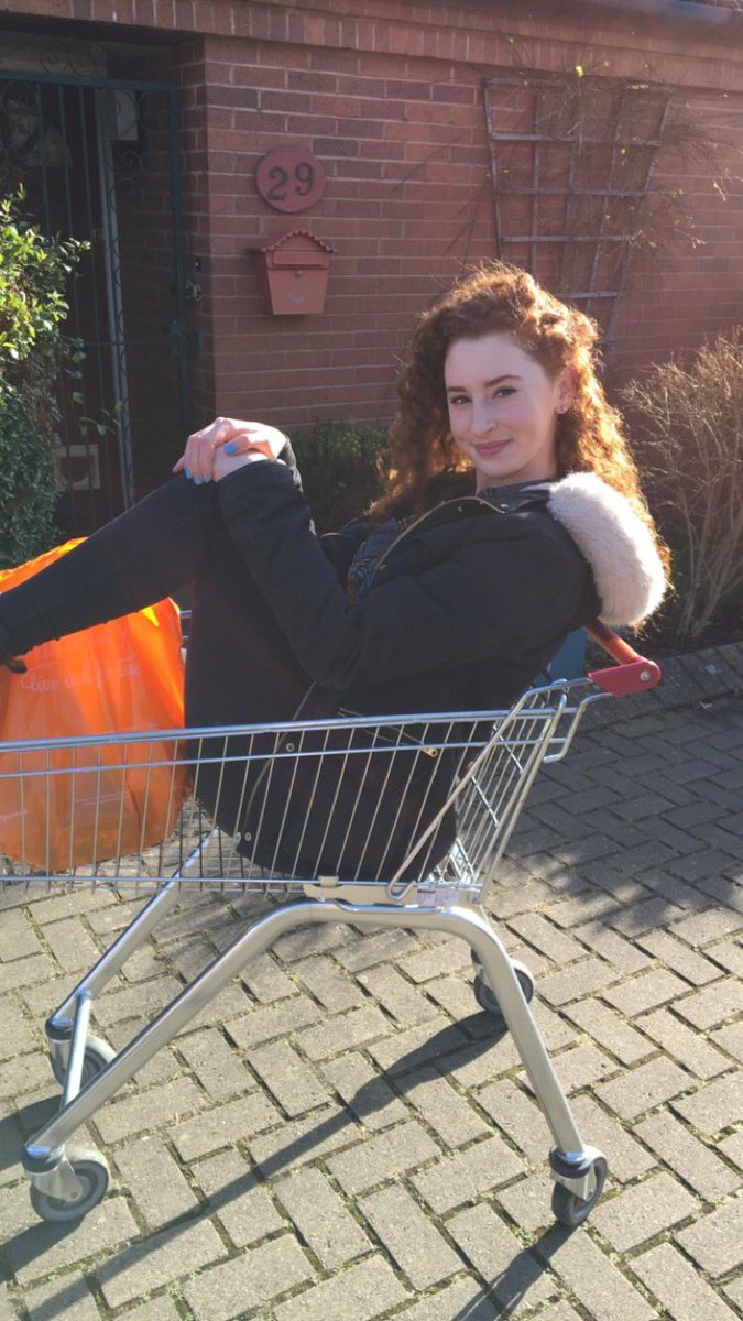 На известном курорте 19-летняя девушка выпала из самолета во время полета