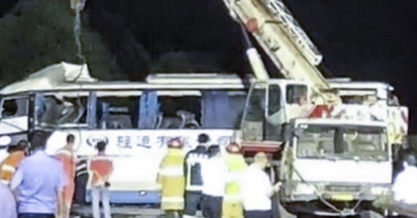 В Китаї пасажирський автобус зіткнувся з вантажівкою, 18 загиблих