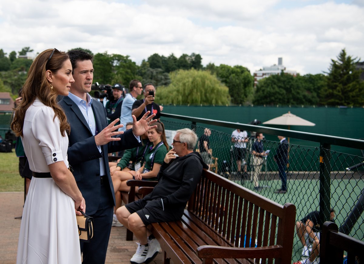 Кейт Міддлтон вийшла у світ в розкішній сукні від Alexander McQueen