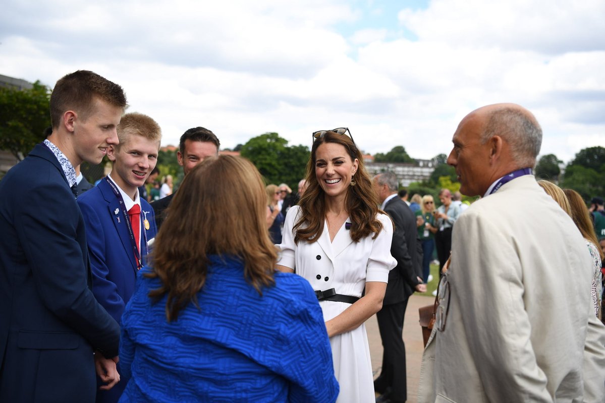 Кейт Міддлтон вийшла у світ в розкішній сукні від Alexander McQueen
