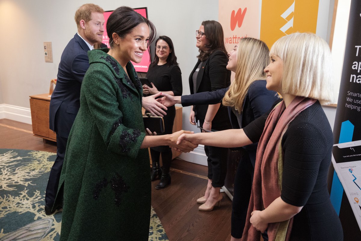 Меган Маркл в зеленому пальті