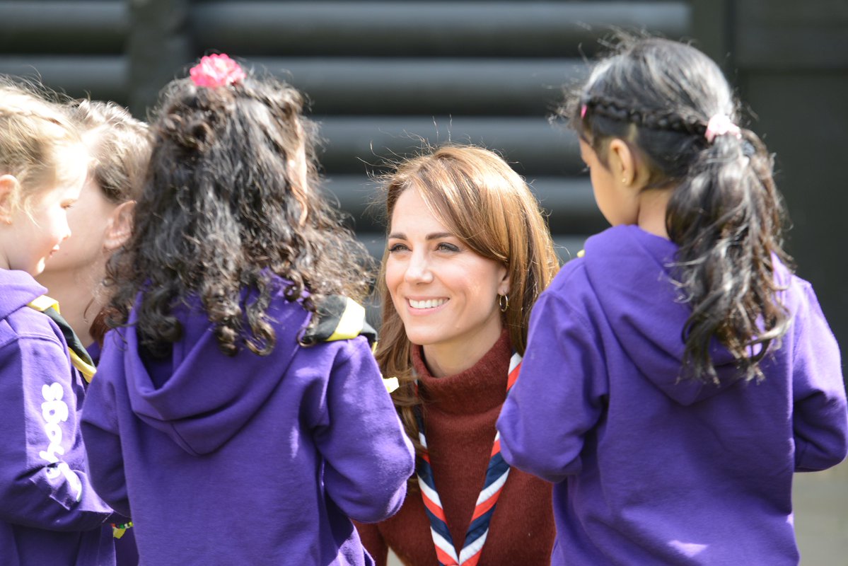 У вузьких джинсах і скаутській краватці: Кейт Міддлтон в практичному образі відвідала скаутів