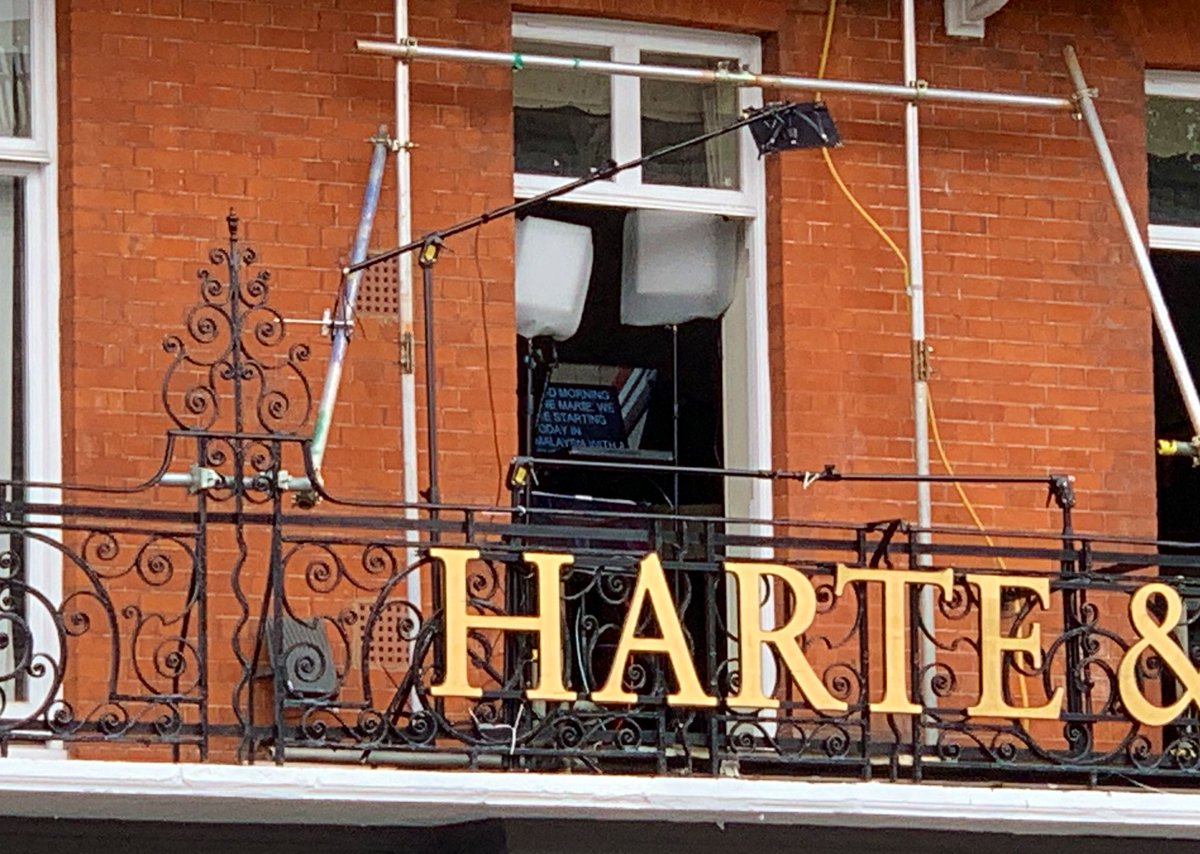 Меган Маркл народжує: британці в передчутті свята (фото, відео)