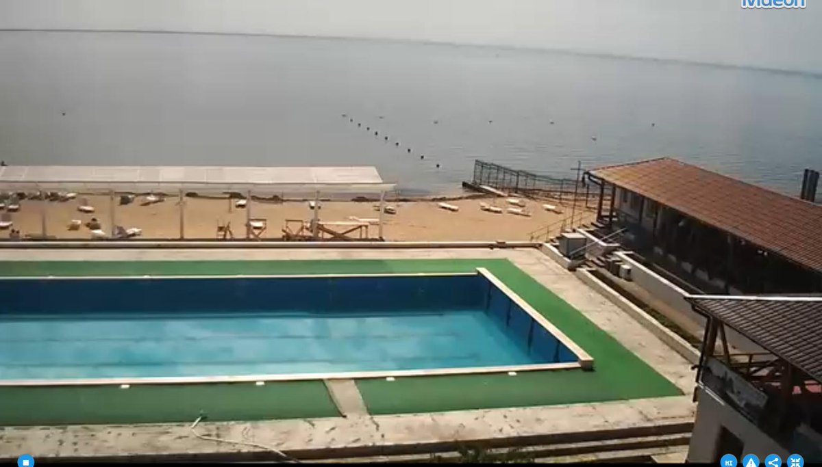 Все россияне утонули? Пустынные пляжи Крыма рассмешили сеть