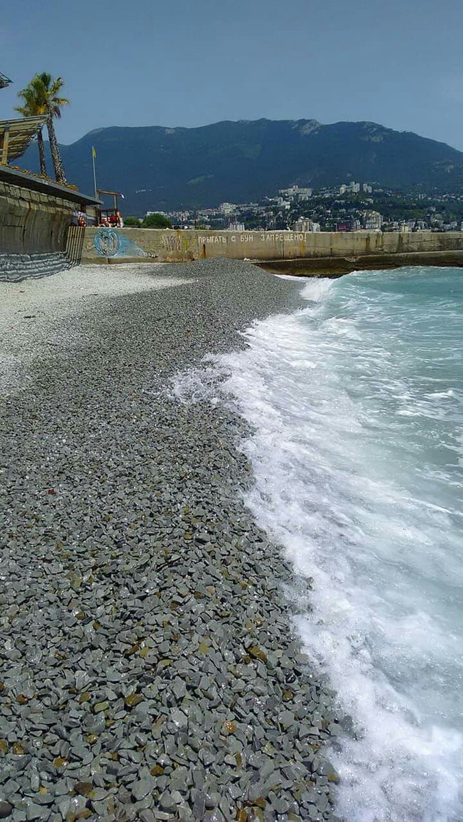 Все россияне утонули? Пустынные пляжи Крыма рассмешили сеть