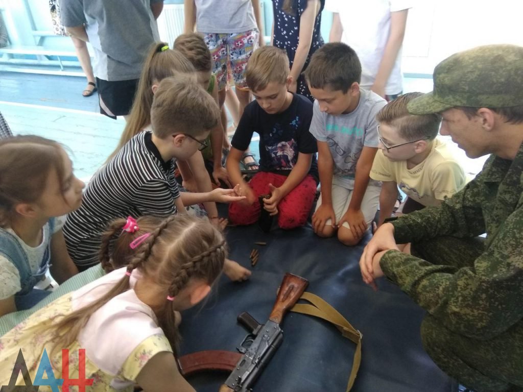 У донецькій школі бойовики вчать дітей збирати автомати (фото)
