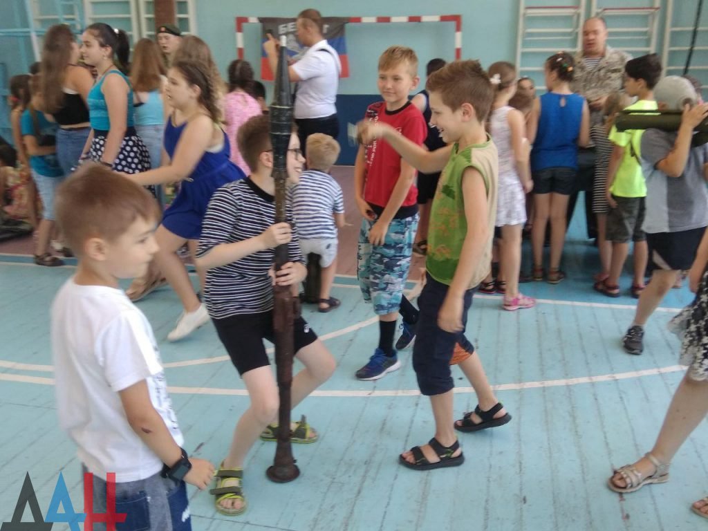 У донецькій школі бойовики вчать дітей збирати автомати (фото)