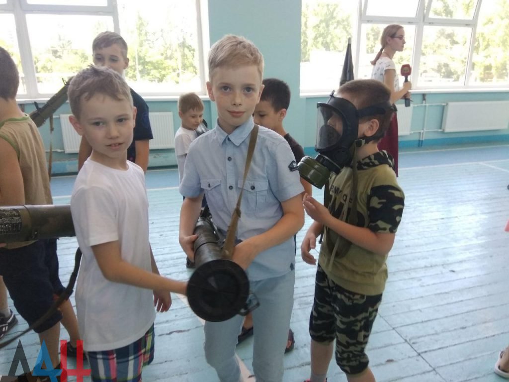 У донецькій школі бойовики вчать дітей збирати автомати (фото)