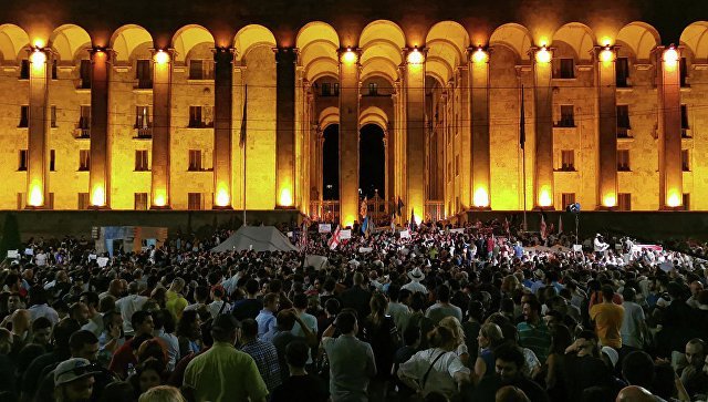 В Грузии протестующие штурмуют парламент