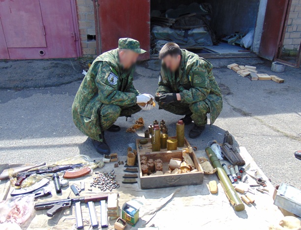 У Миколаєві правоохоронці викрили арсенал зброї та боєприпасів в підвалі гаражу