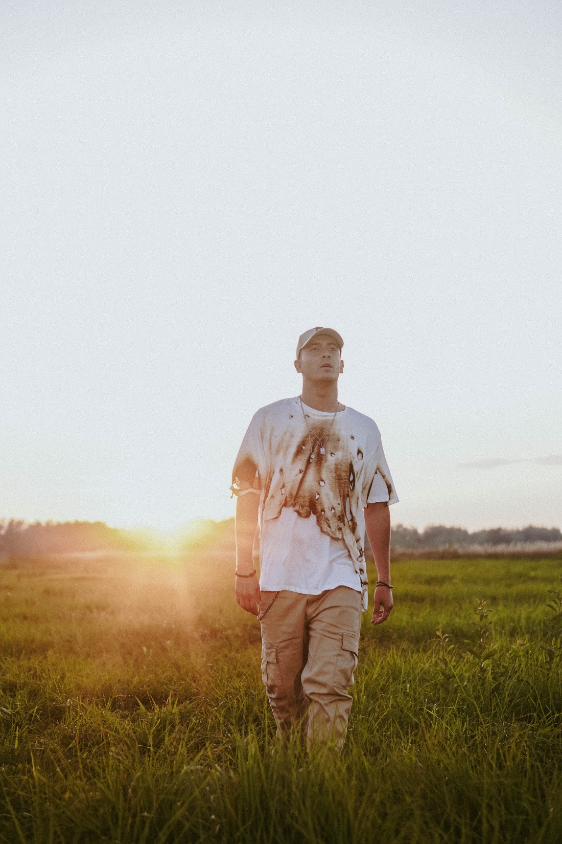 Без кепки и за штурвалом самолета: Ivan NAVI представил романтический клип