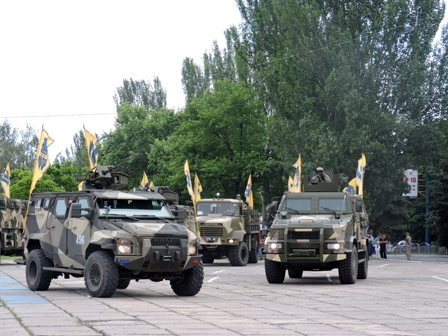 В Мариуполе военным парадом отметили вторую годовщину освобождения города