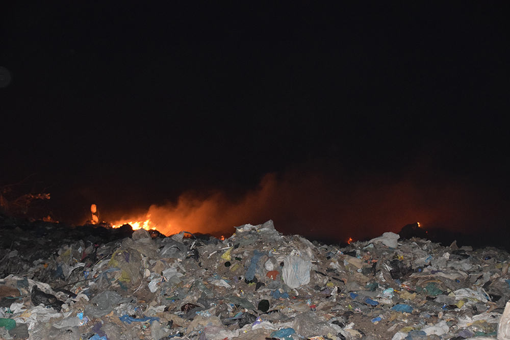 У Миколаївській області горить сміттєзвалище, на об'єкті зафіксували низку порушень