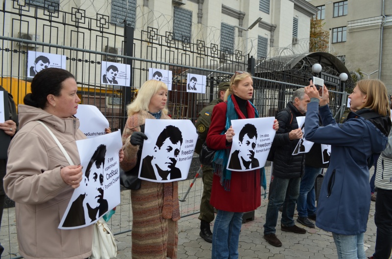 Біля посольства РФ у Києві пройшла акція на підтримку Сущенка