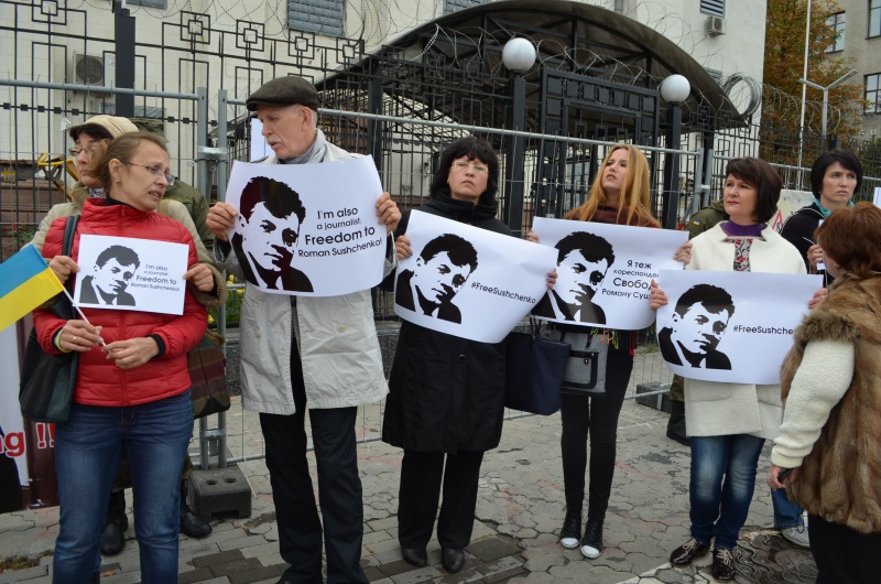 Біля посольства РФ у Києві пройшла акція на підтримку Сущенка