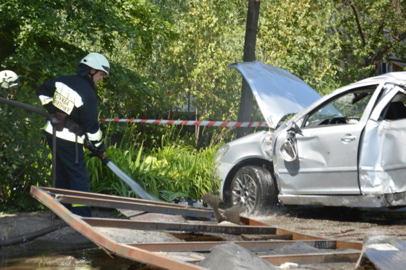 У Дніпрі автомобіль врізався в зупинку, є загибла