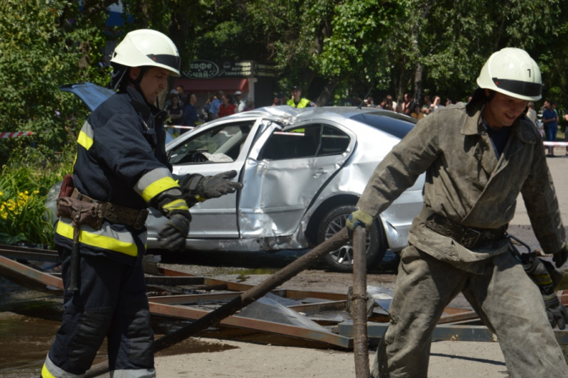 У Дніпрі автомобіль врізався в зупинку, є загибла