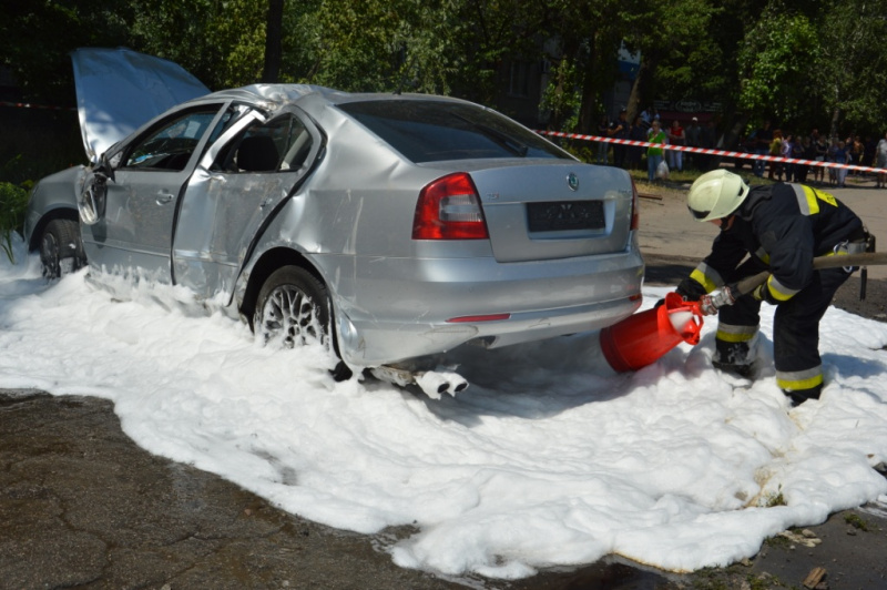 У Дніпрі автомобіль врізався в зупинку, є загибла