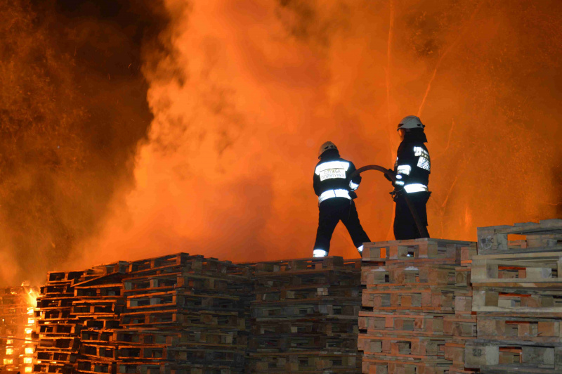 В Днепре ночью горели склады