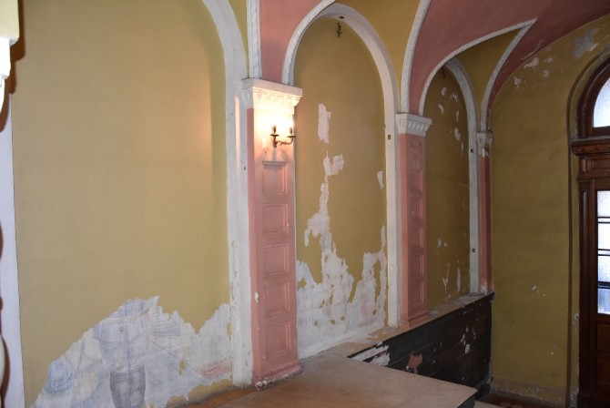 В старинном одесском здании под слоем штукатурки обнаружили уникальные фрески