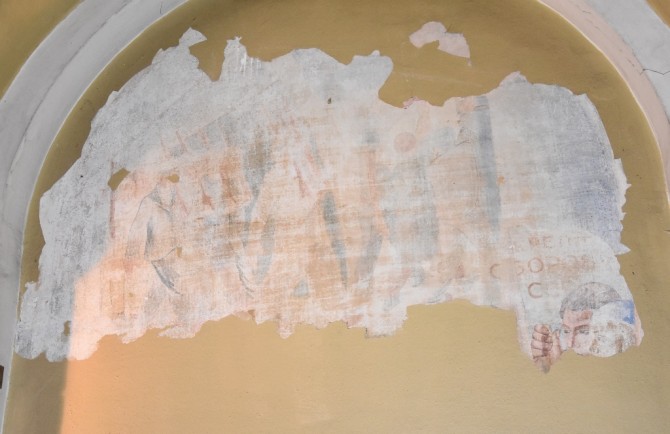 В старинном одесском здании под слоем штукатурки обнаружили уникальные фрески