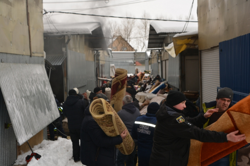 Пожар в Черновцах: спасатели ликвидировали возгорание на рынке
