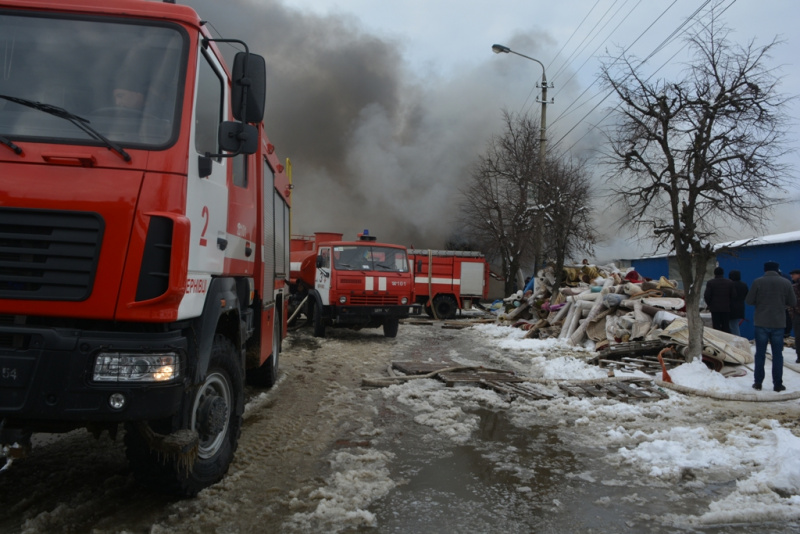 Пожар в Черновцах: спасатели ликвидировали возгорание на рынке