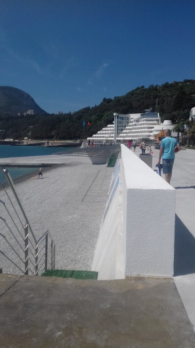 Сприйняли день тиші занадто буквально: у Криму показали спорожнілі пляжі