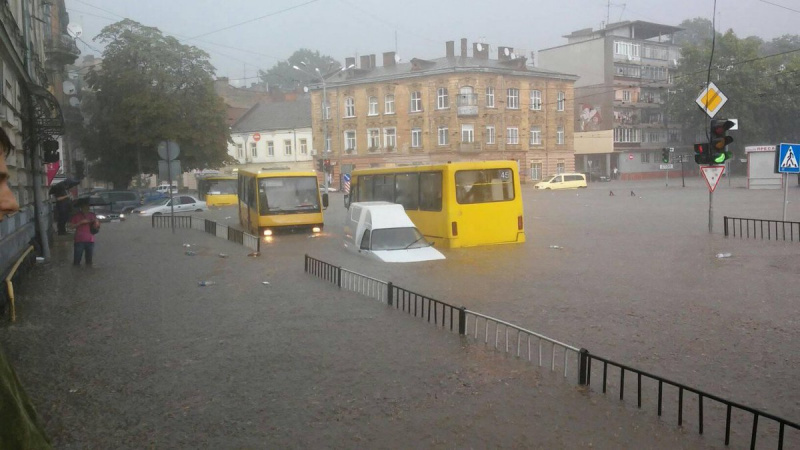 Во Львове полностью восстановили движение электротранспорта после непогоды