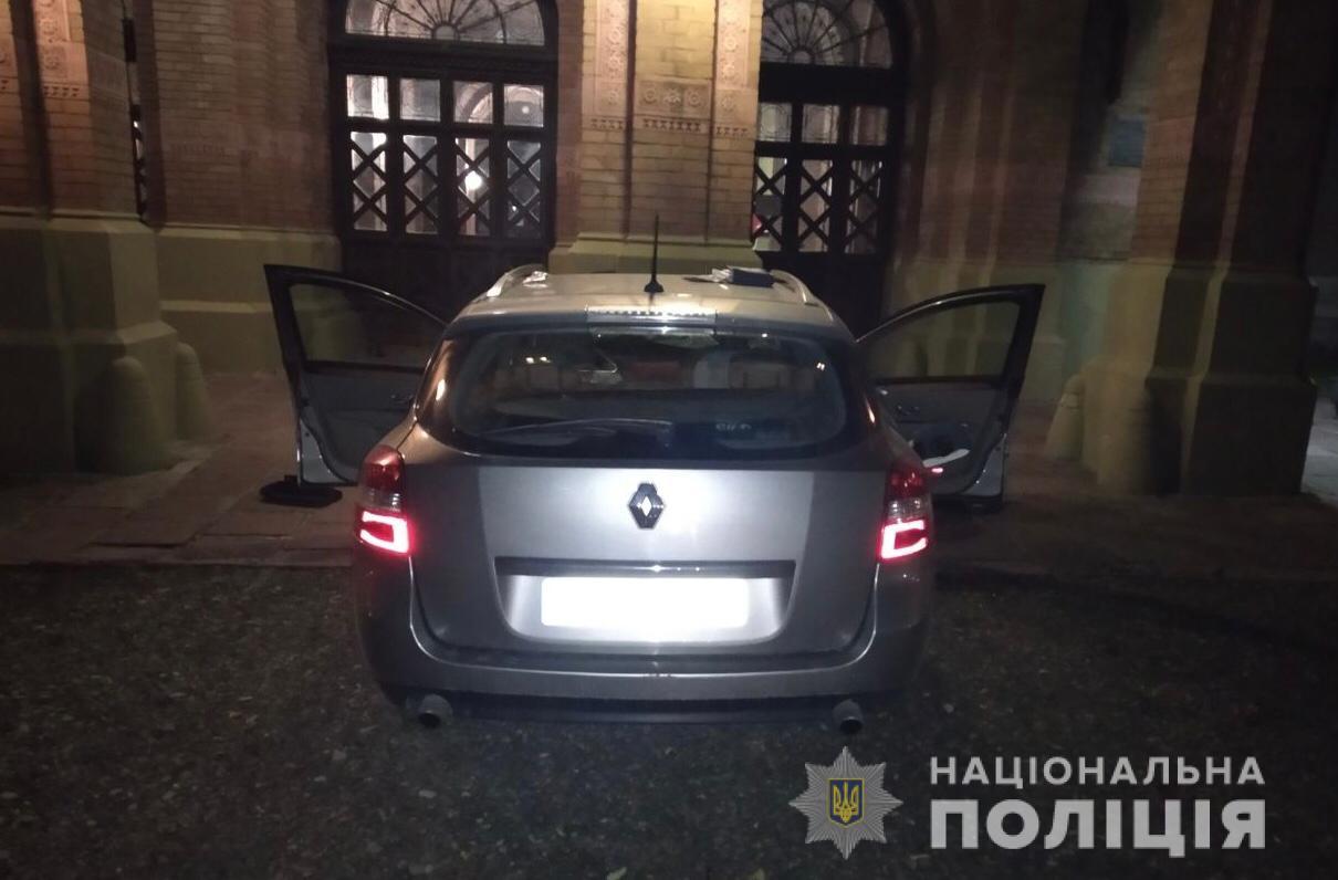 Водій на швидкості розніс ворота знаменитого університету Чернівців і врізався в будівлю