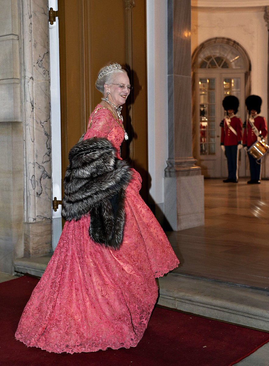 В тренде: королева Дании восхитила роскошным коралловым платьем на новогоднем приеме