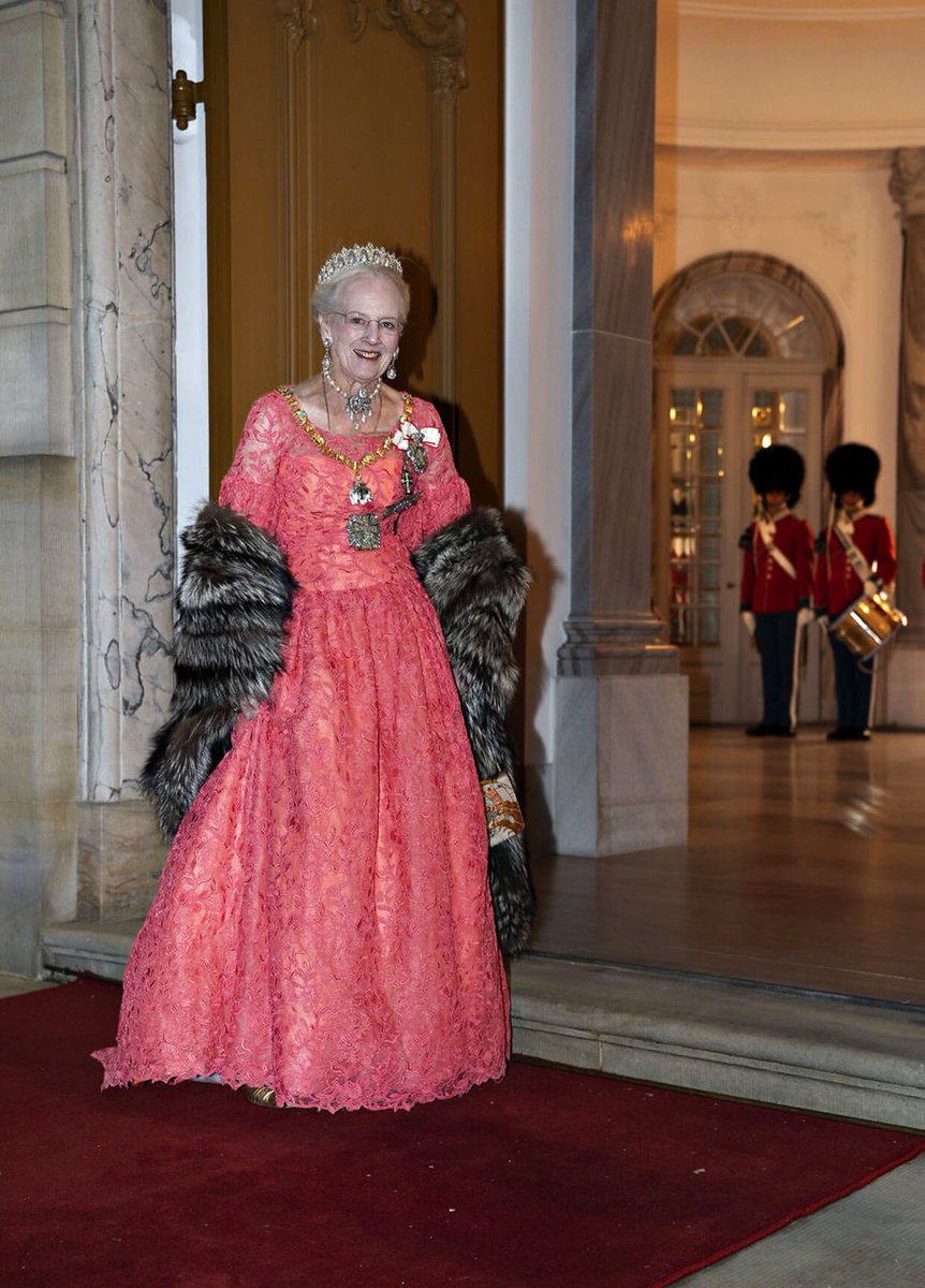 В тренде: королева Дании восхитила роскошным коралловым платьем на новогоднем приеме