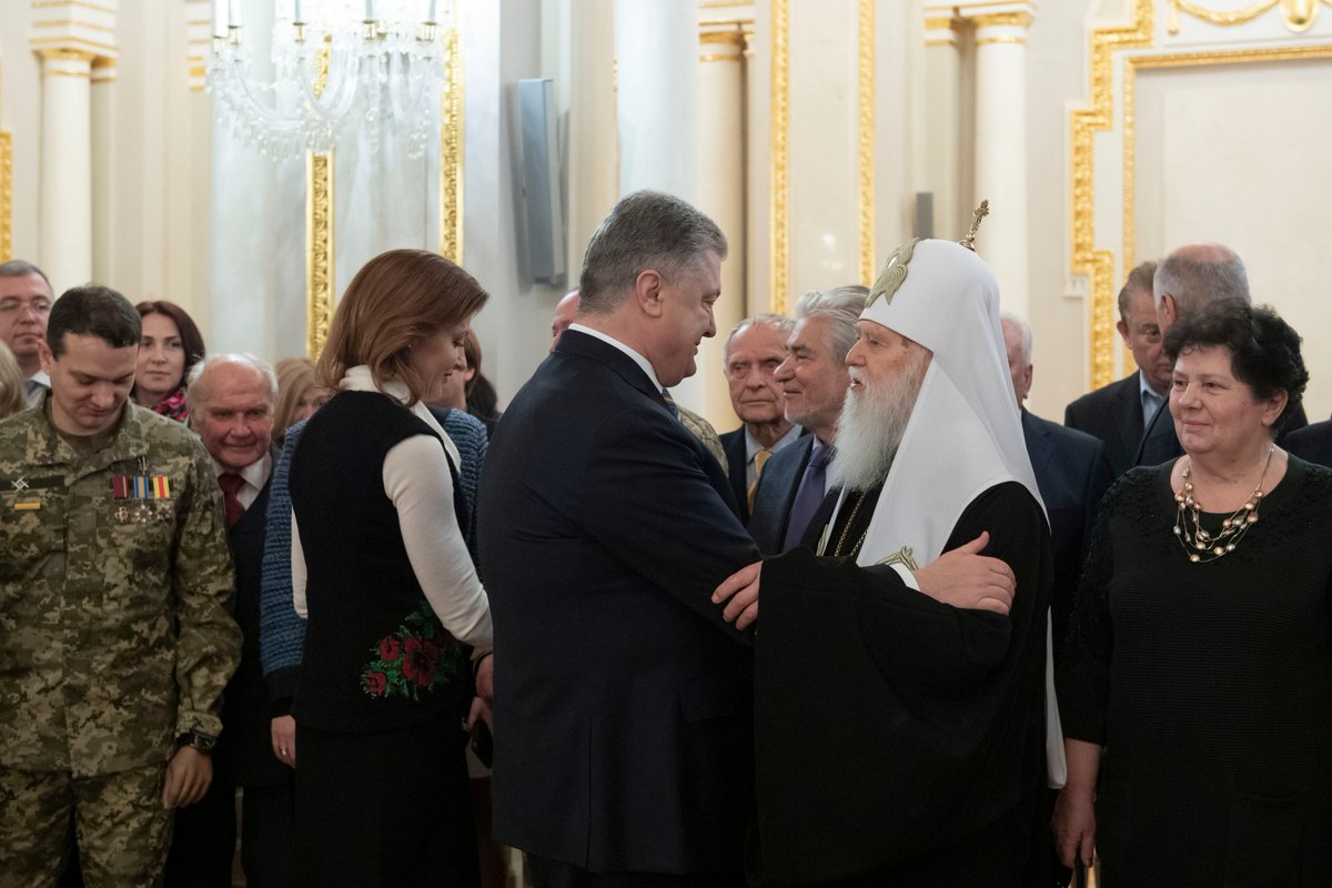 Порошенко вручив Філарету Зірку Героя України