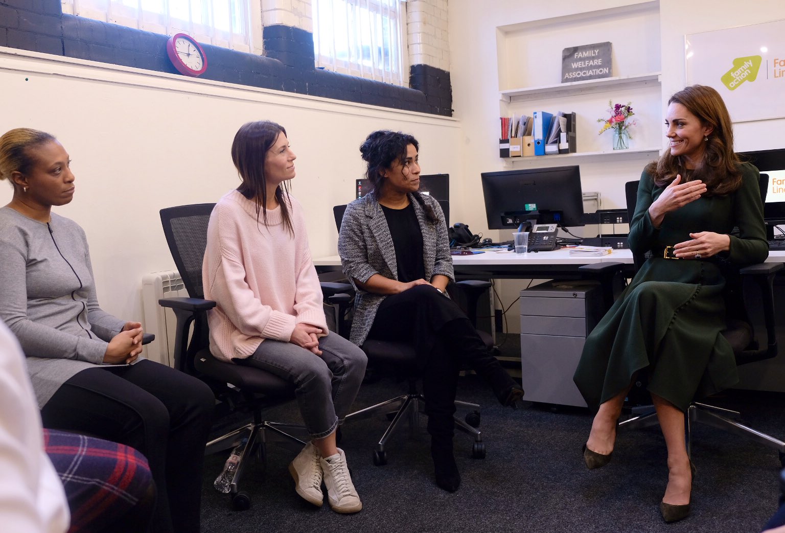 Изумрудное платье и туфли Jimmy Choo: Кейт Миддлтон запустила семейную "линию доверия"