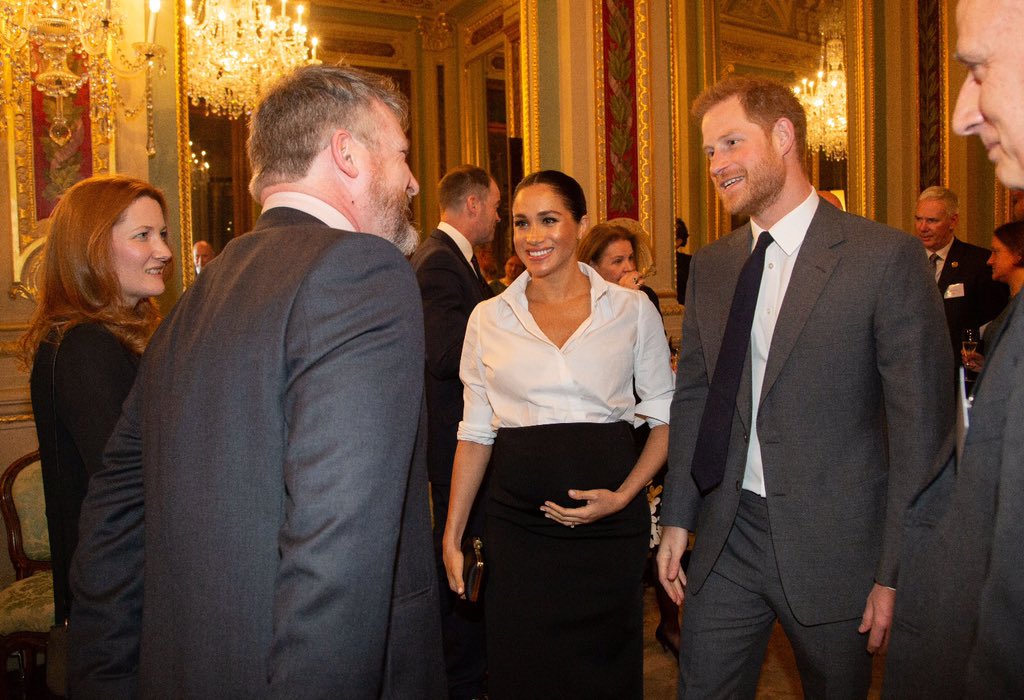 Меган Маркл вышла в свет в элегантном черно-белом наряде от Givenchy