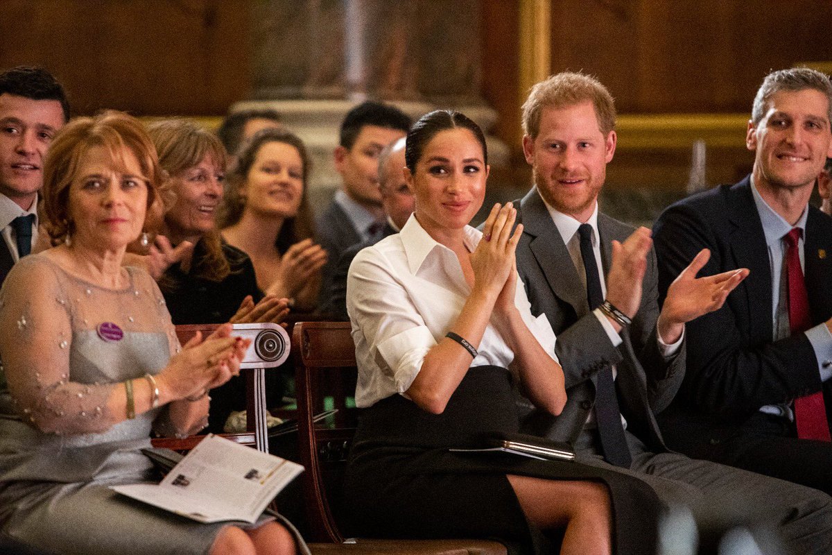 Меган Маркл вышла в свет в элегантном черно-белом наряде от Givenchy
