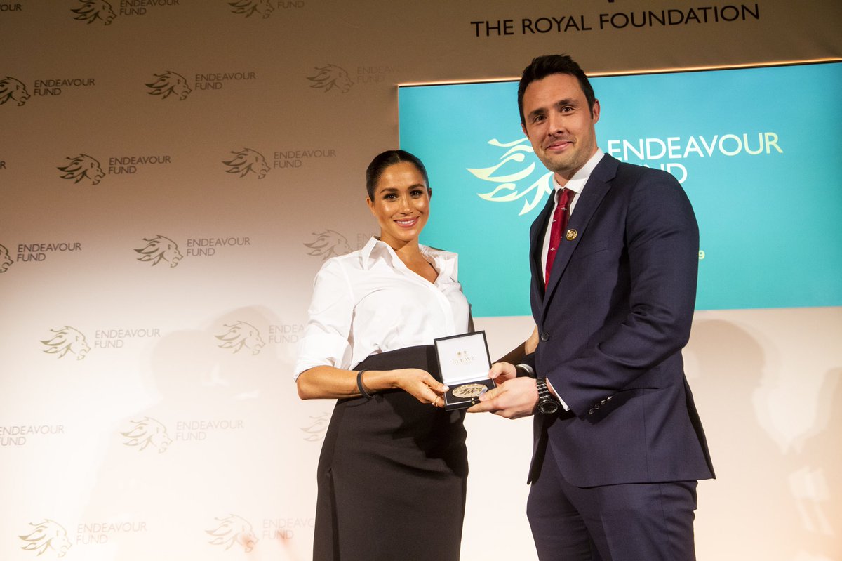 Меган Маркл вышла в свет в элегантном черно-белом наряде от Givenchy