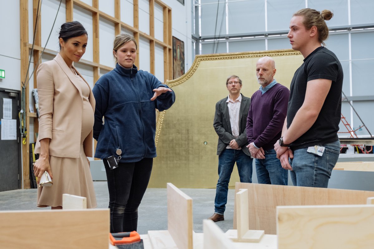 Беременная Меган Маркл очаровала нежным образом во время визита в театр