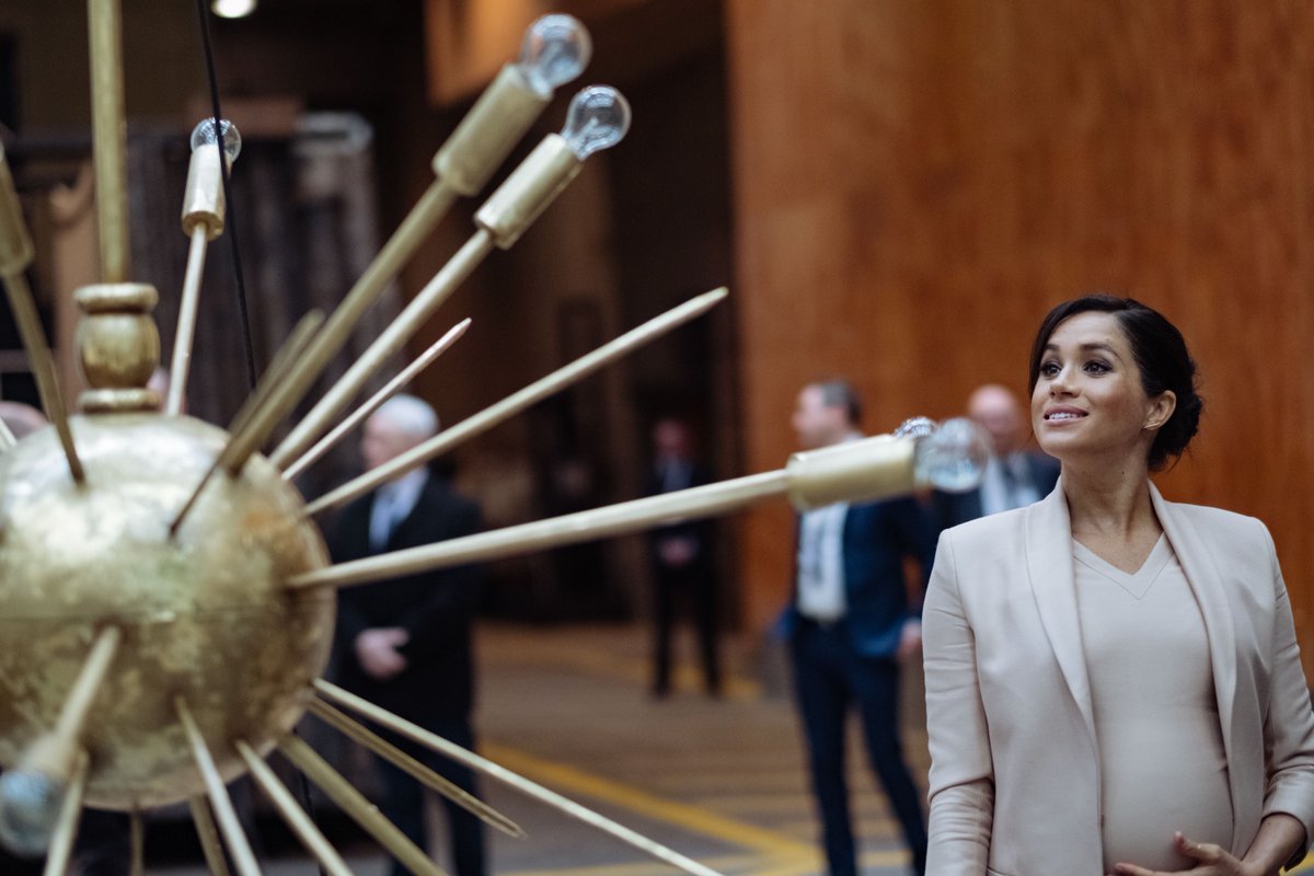 Беременная Меган Маркл очаровала нежным образом во время визита в театр